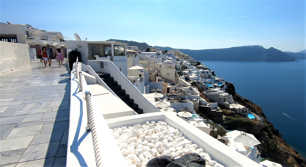 Hotels in Santorini, overlooking the ocean